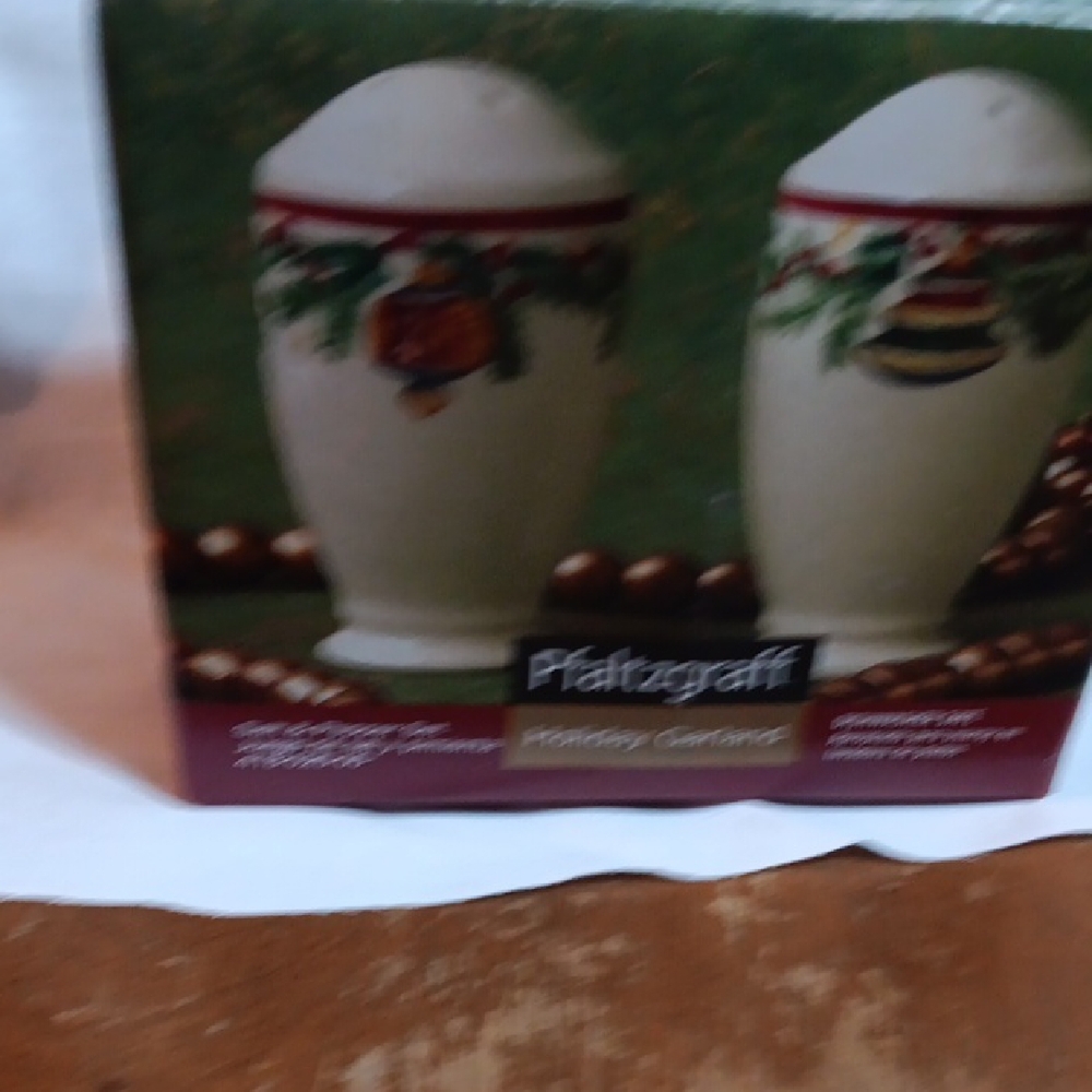 Pfaltzgraff Holiday Garland Shakers - Festive Design